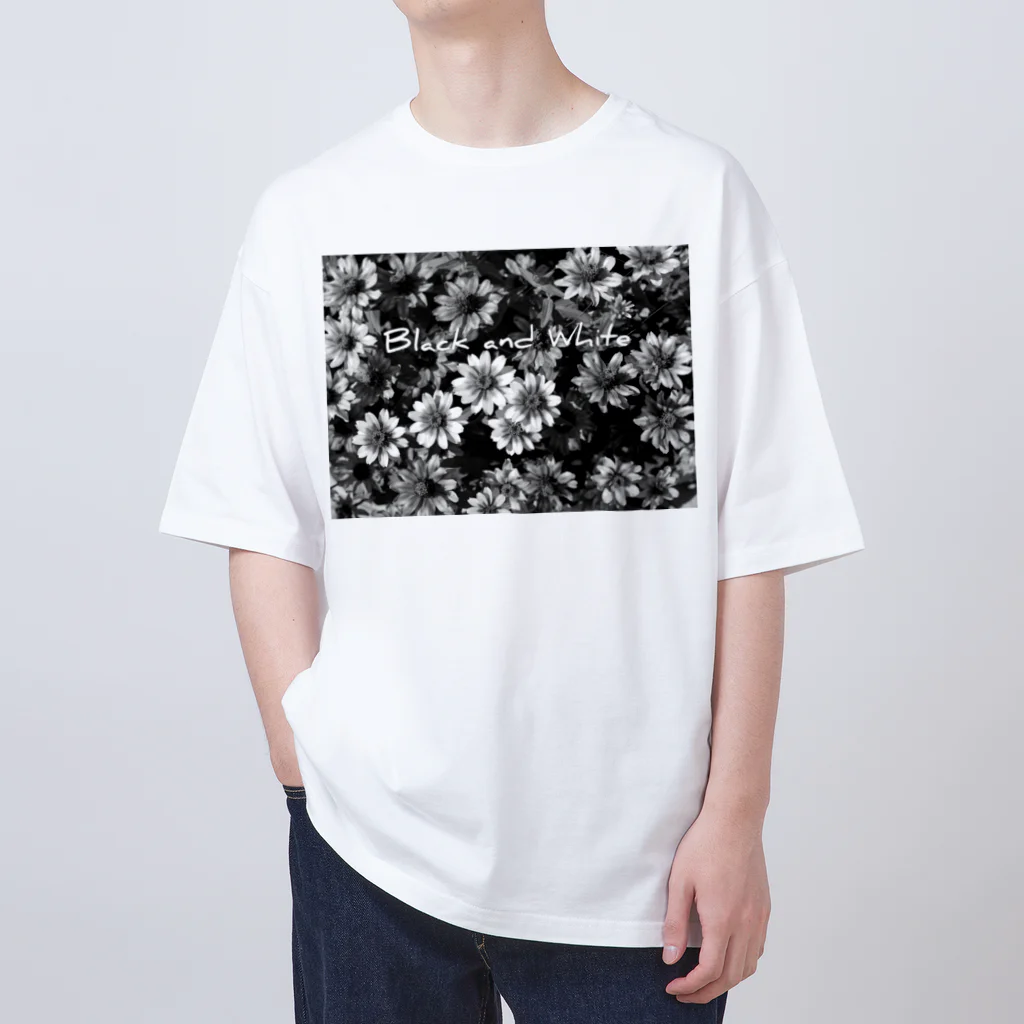 FILM CANERA FANのモノクロームの花 オーバーサイズTシャツ