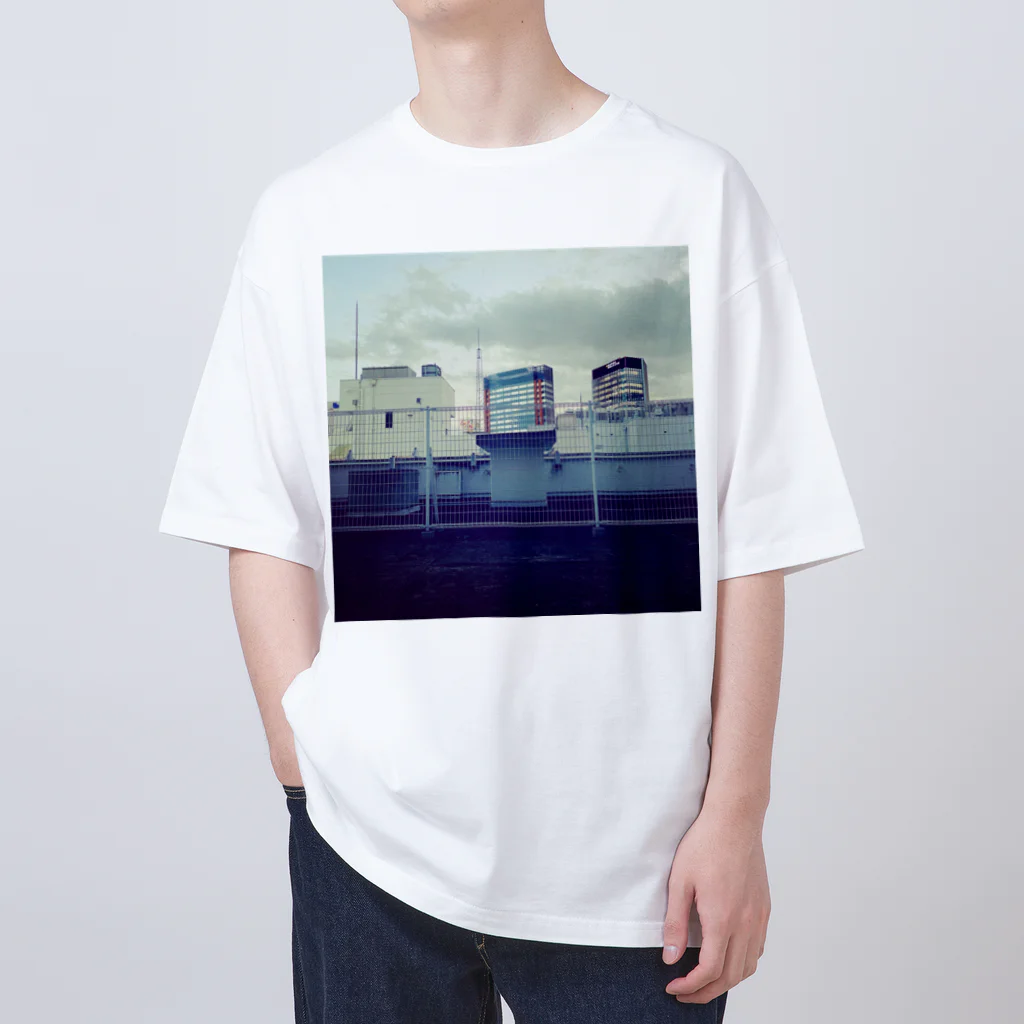 U-TAROの秋葉原のどこかのビルの屋上からの景色 Oversized T-Shirt