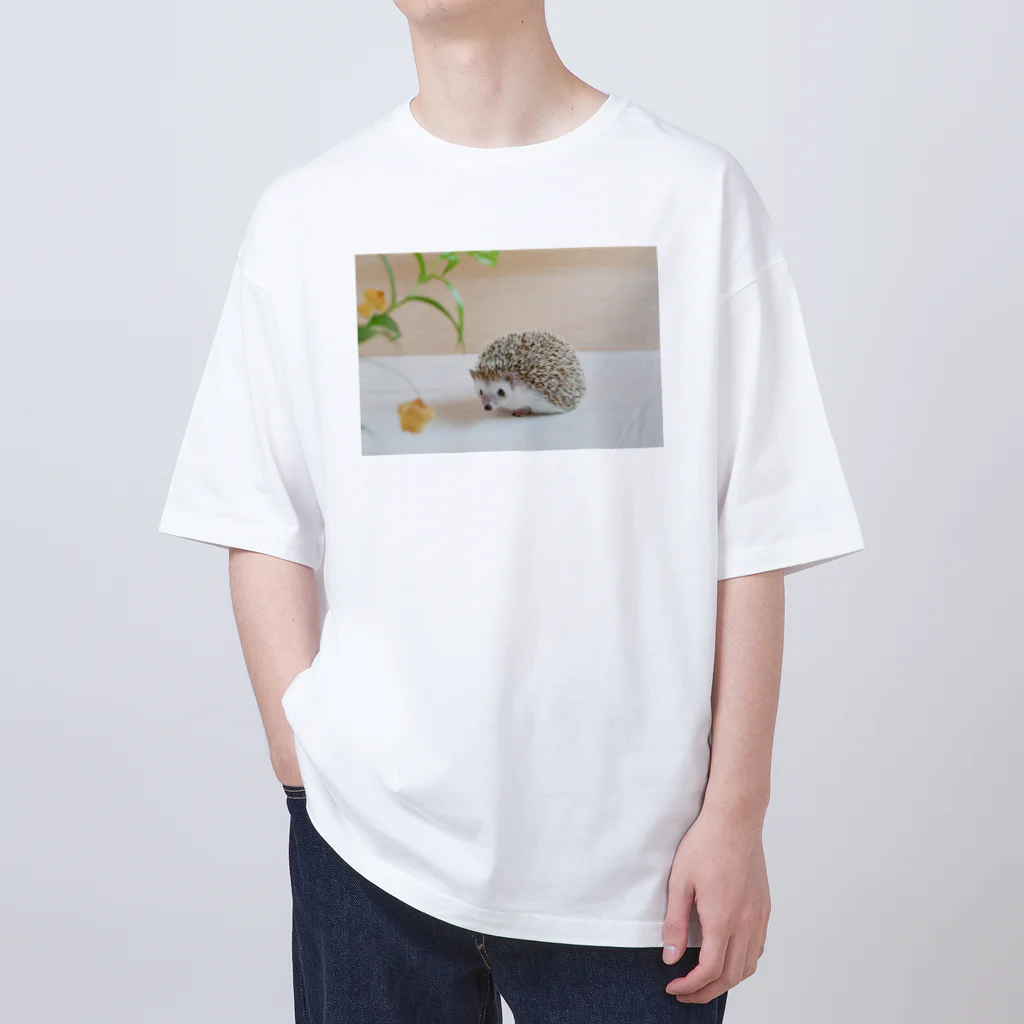 むぎこむ工房の上目遣いのハリネズミ Oversized T-Shirt