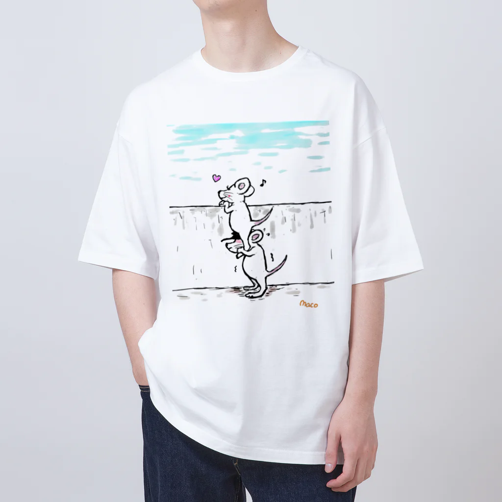 macomaco SUZURISTOREの海辺を見つめるリリー、支えるジョーイ Oversized T-Shirt