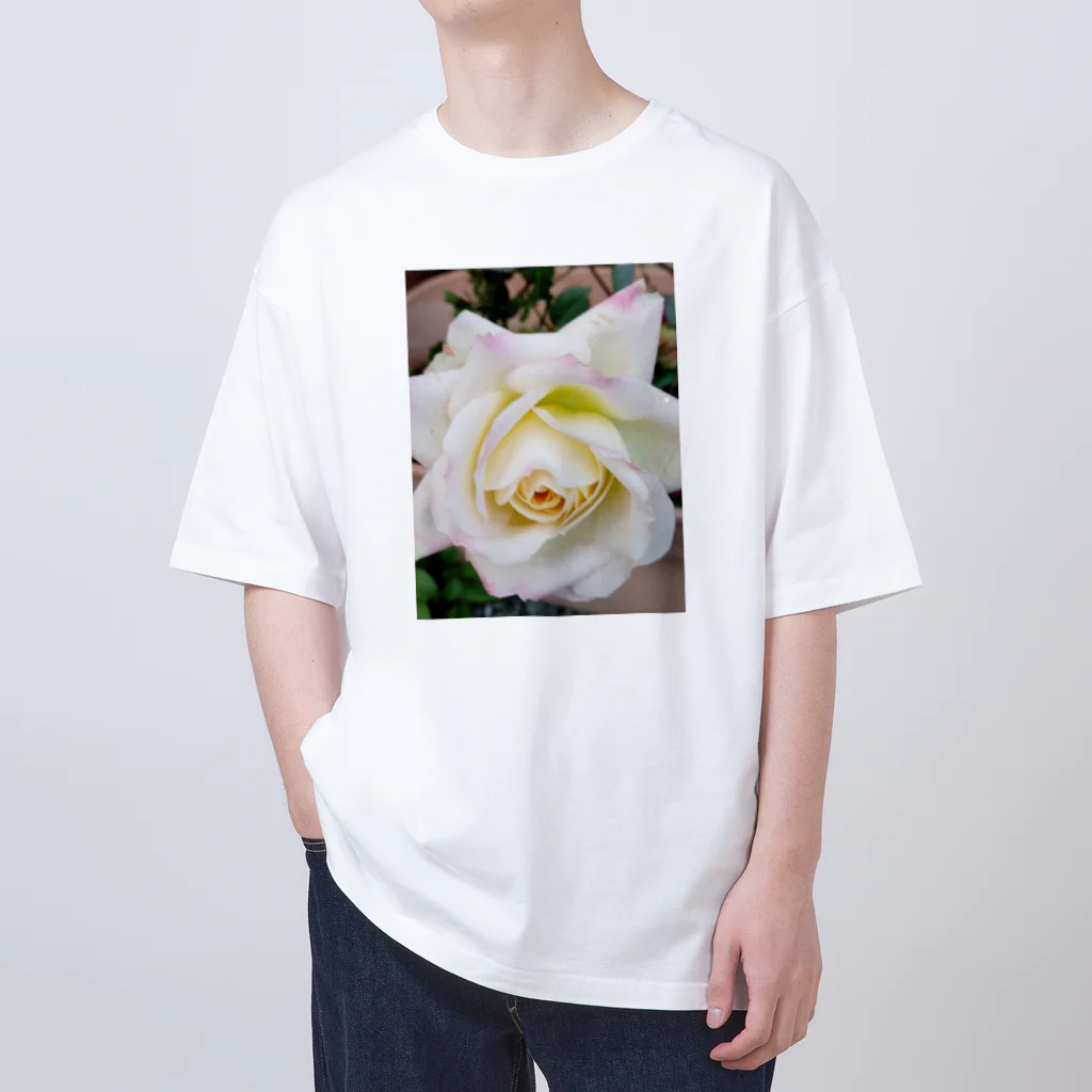 ミルクティーのバラの写真 オーバーサイズTシャツ