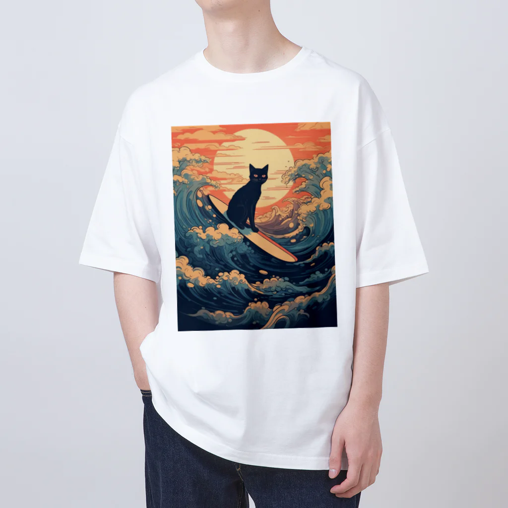 たゆたゆの夕焼けと波乗りする黒猫 オーバーサイズTシャツ