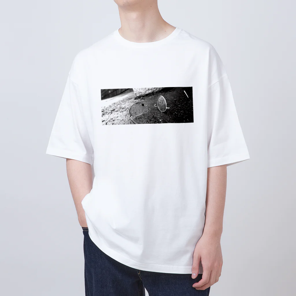 さのみきひとショップのBroken glasses Oversized T-Shirt