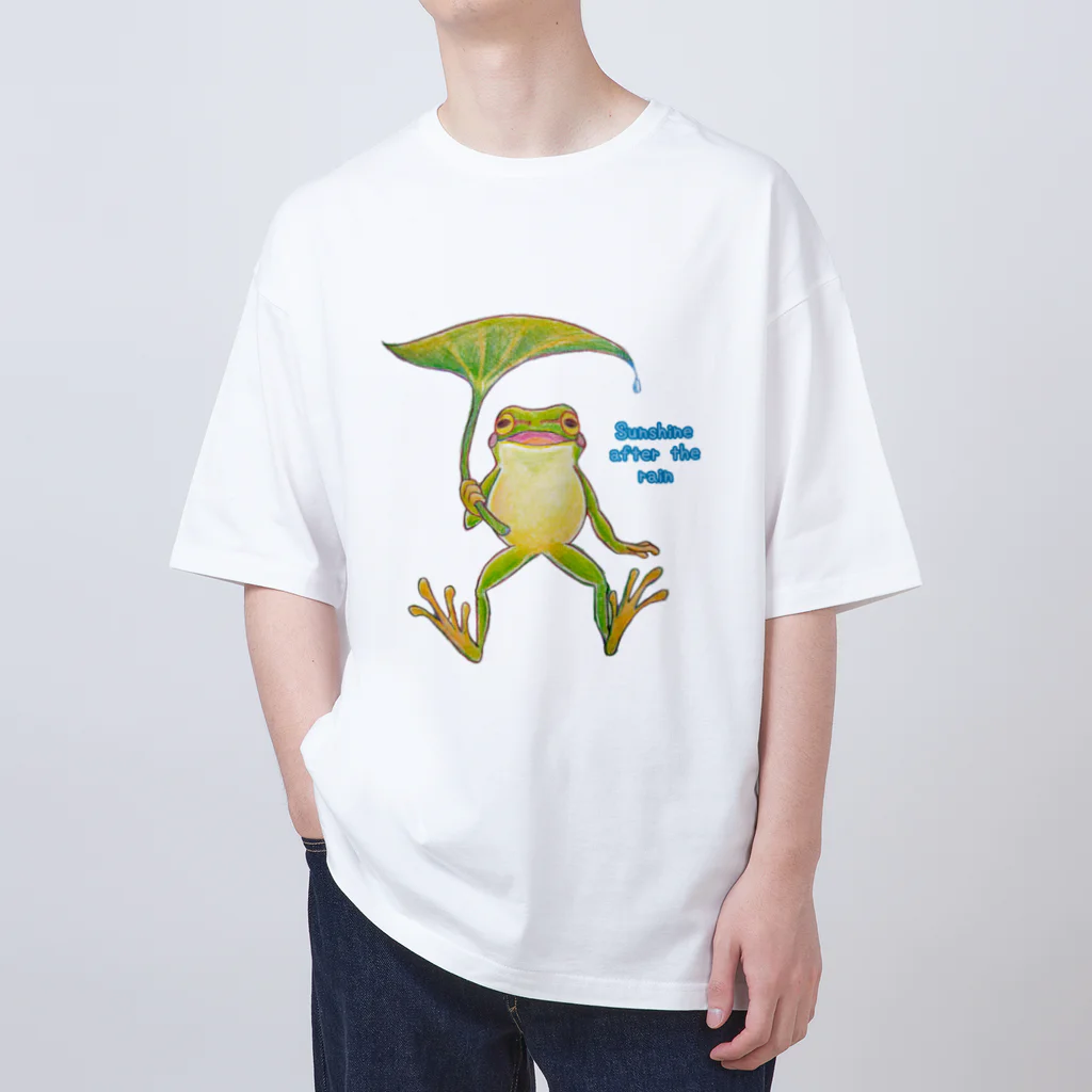 おいも。の雨上がりのアマガエルくん(文字あり) オーバーサイズTシャツ