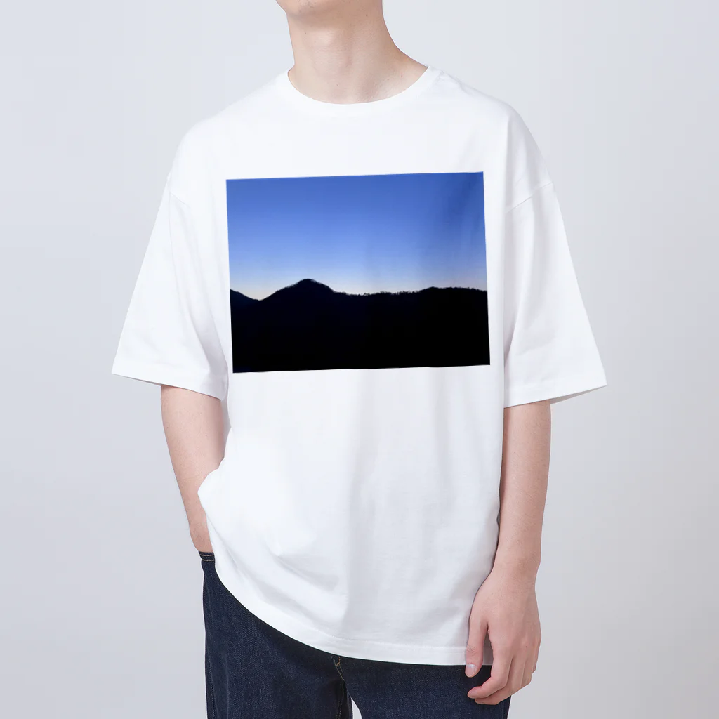 Dali13のAzure Twilight Glow of Japan's Rural Mountain Ranges オーバーサイズTシャツ