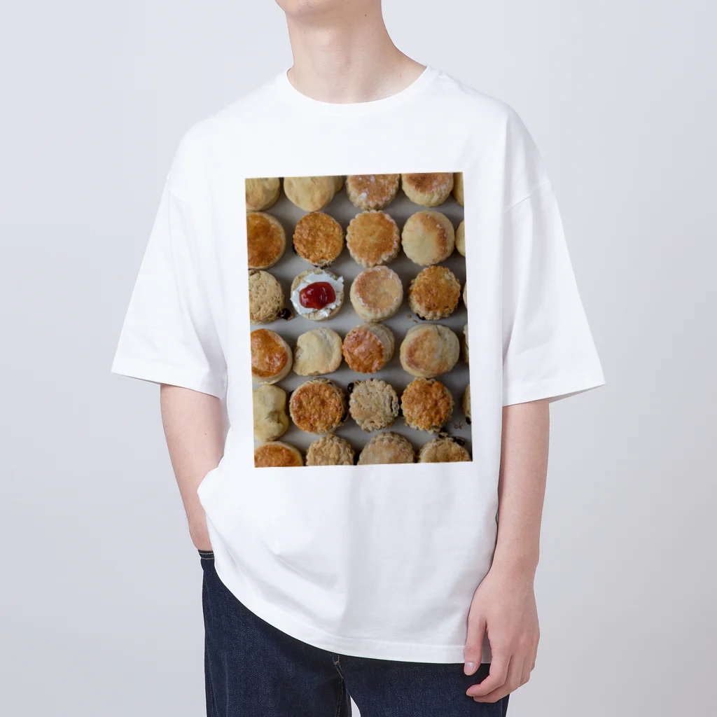 世界お菓子ばなしのスコーンがいっぱい オーバーサイズTシャツ