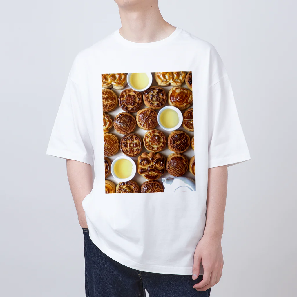 世界お菓子ばなしの月餅がいっぱい オーバーサイズTシャツ