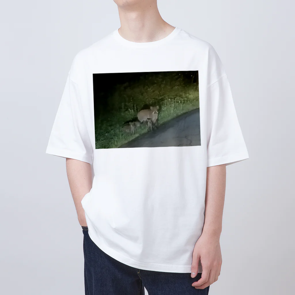 どびんの野生の猪の親子 オーバーサイズTシャツ