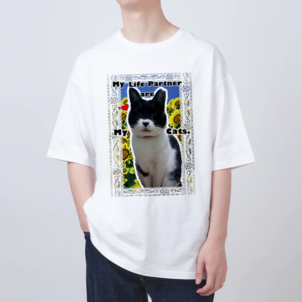 あしたのひまわりの目力たっぷりの白黒猫モンドちゃん オーバーサイズTシャツ