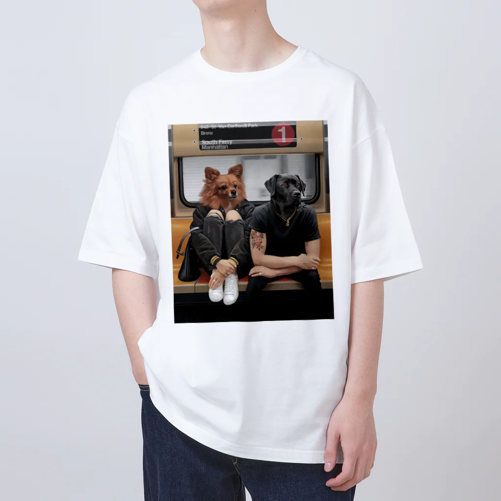 Mottan‘s Art Goods Shopの地下鉄の乗る　犬のカップル Oversized T-Shirt