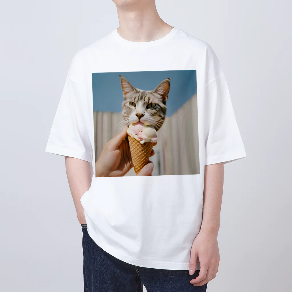 猫雑貨屋　ねこまろのアイスにかぶりつく猫 Oversized T-Shirt