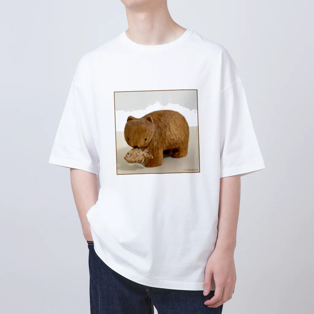 kitomameshaのたい焼きをくわえた熊さん オーバーサイズTシャツ