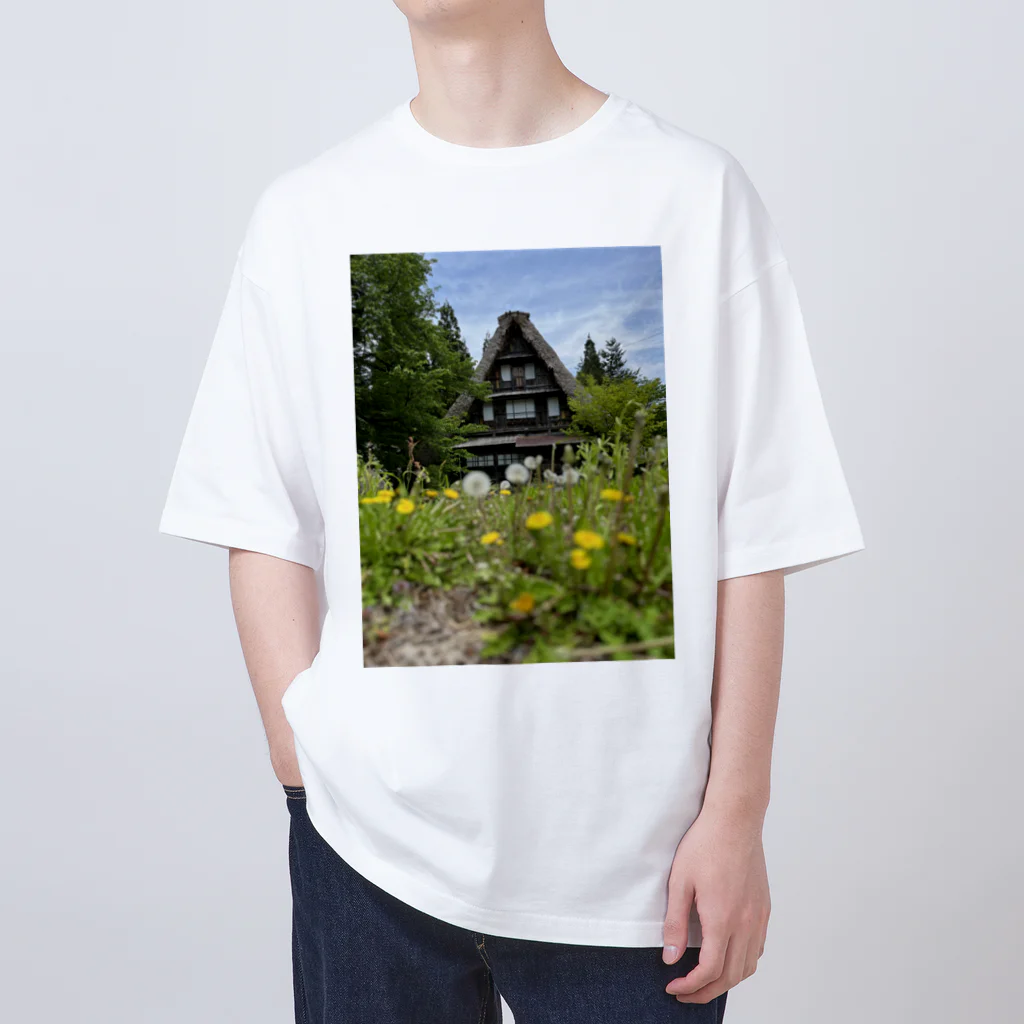 COSMIC Galleryの白川郷・五箇山の合掌造り集落 Oversized T-Shirt