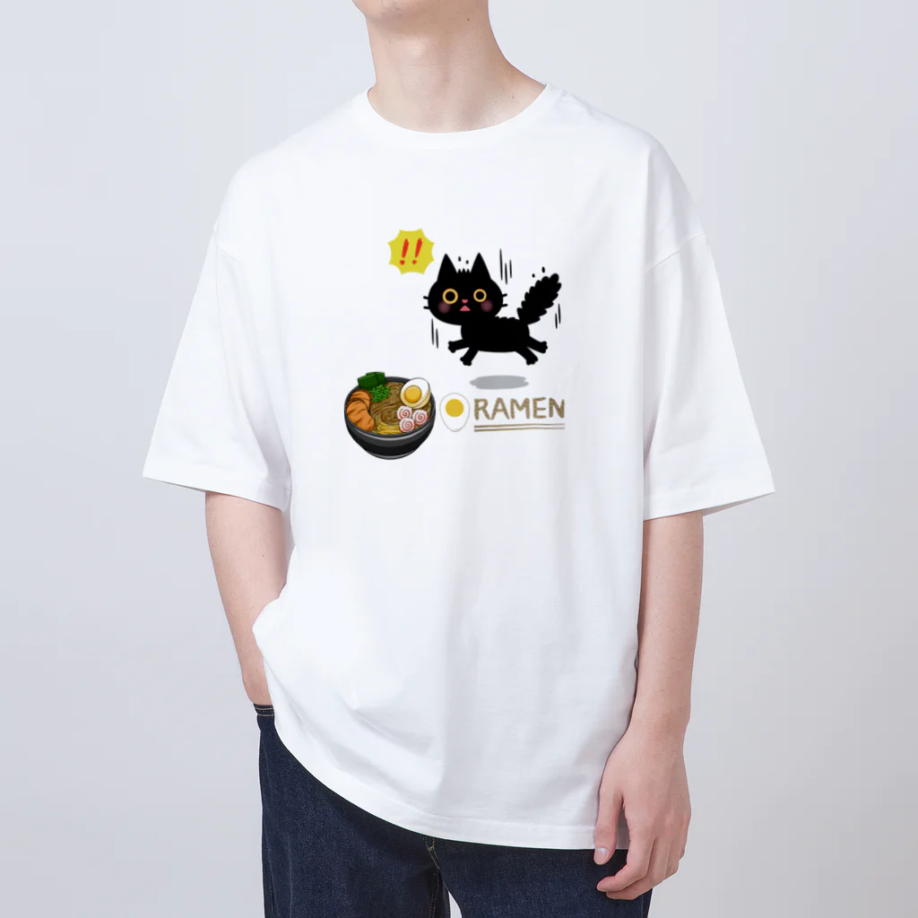 MirofuruDesignのラーメンが大好きな黒猫がラーメンを見つけて驚いている Oversized T-Shirt