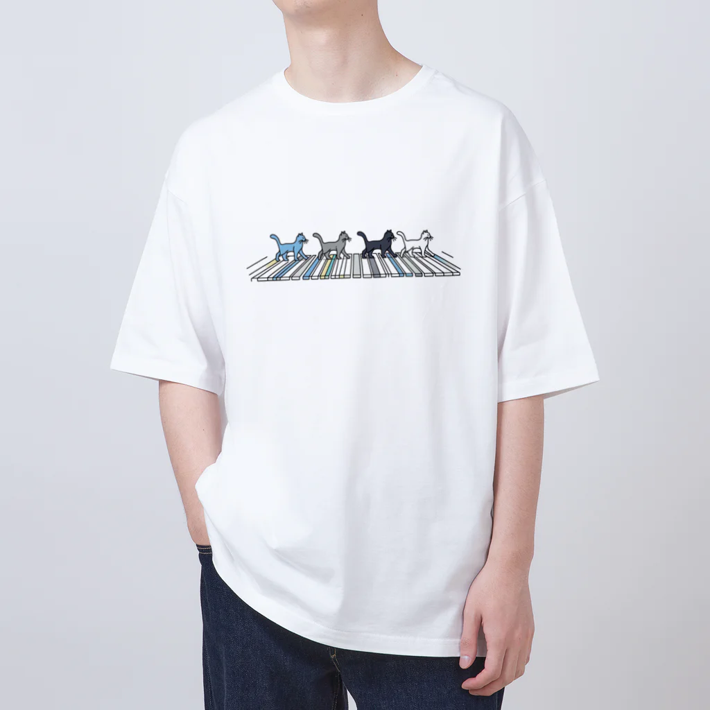 ねこ鉄道の1列で歩く猫 Oversized T-Shirt