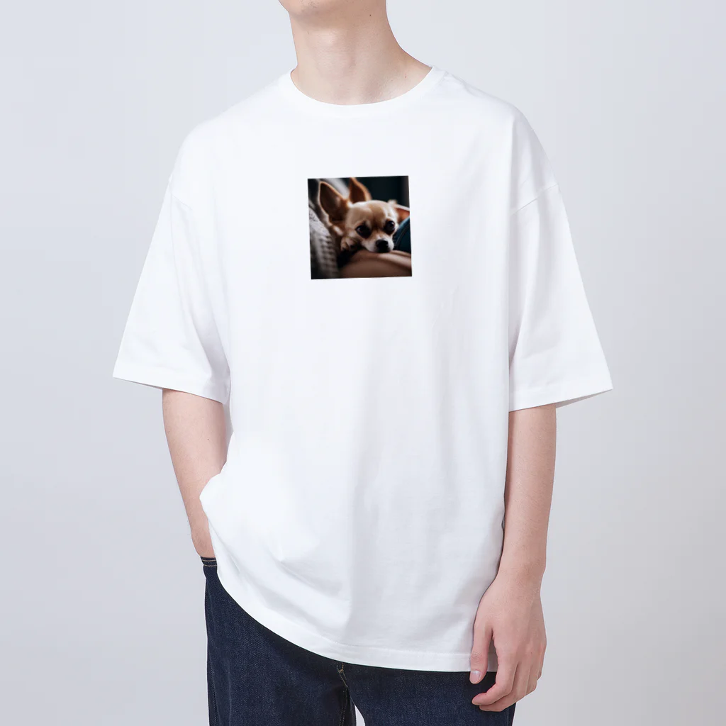 oscartakaの飼い主の足元にくっついているチワワ Oversized T-Shirt