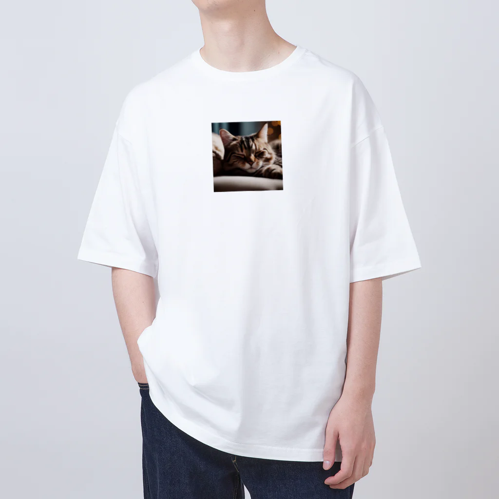 SaltyCookie Design Worksのドアップで寝ているネコ[カラー] Oversized T-Shirt