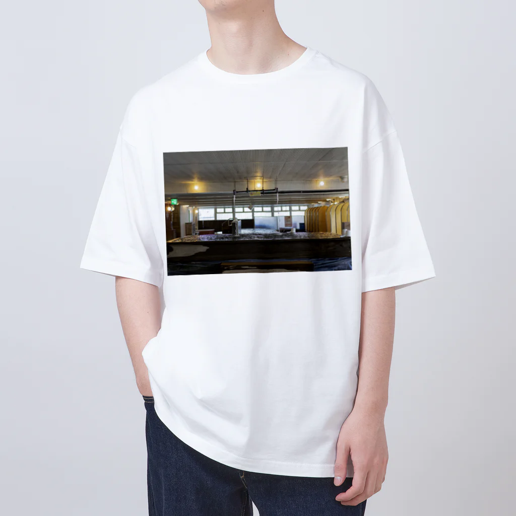 天然温泉 神戸クアハウスの男性水風呂 Oversized T-Shirt