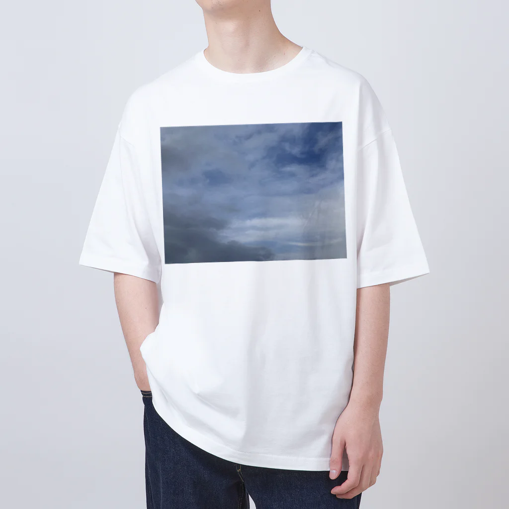 そらの4月16日　吹き荒れる風と雲 Oversized T-Shirt