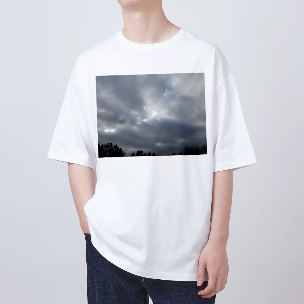 そらの4月22日　吹き荒れる風と雲 Oversized T-Shirt