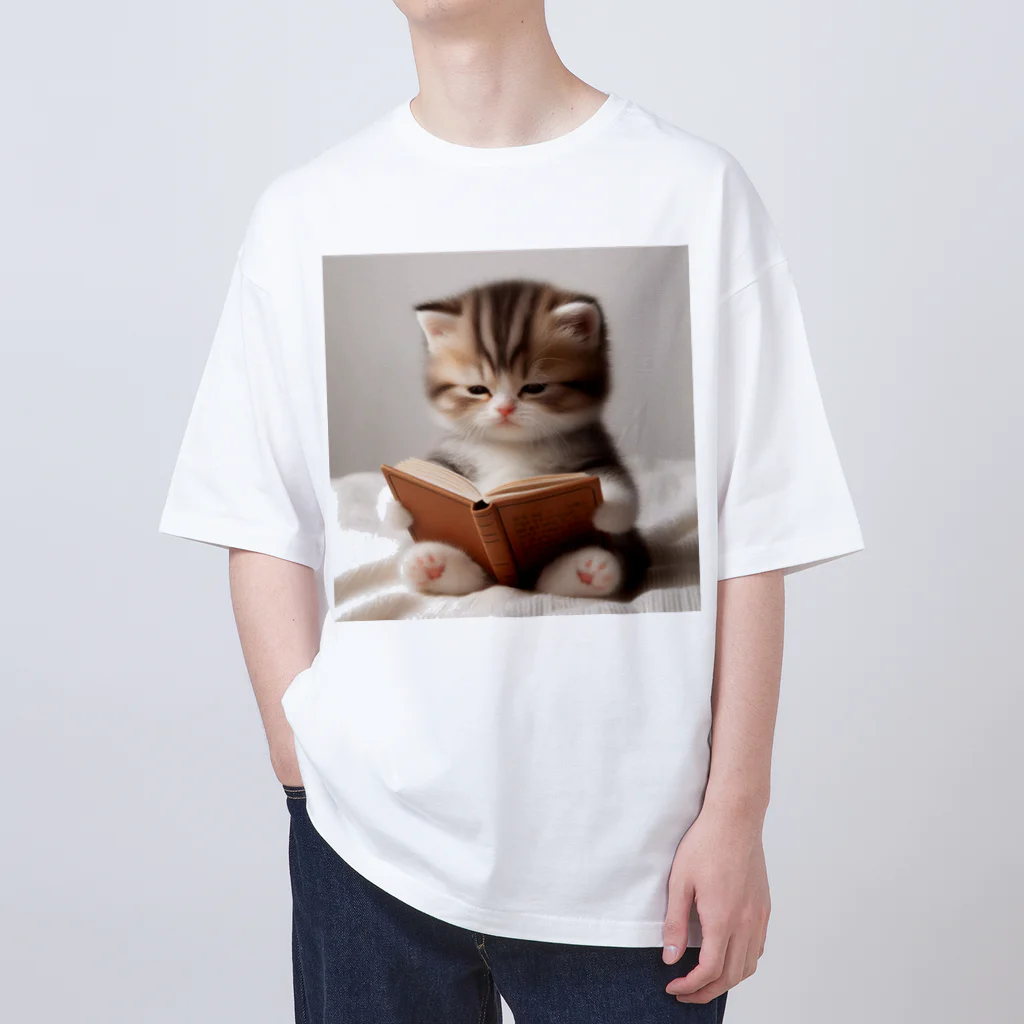 しんふぉショップの読書する赤ちゃんネコのグッズ Oversized T-Shirt