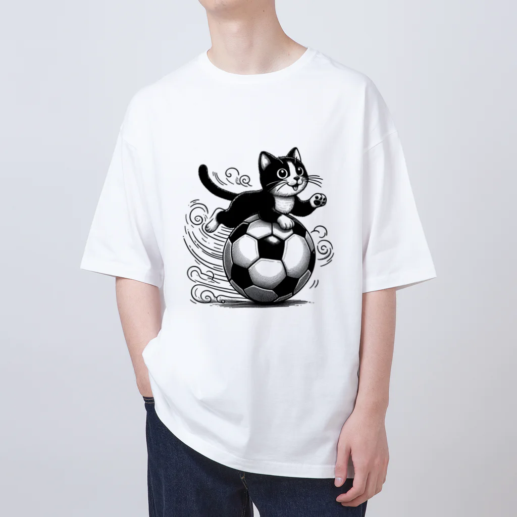 ボールボーイの猫とサッカーボール白黒 Oversized T-Shirt