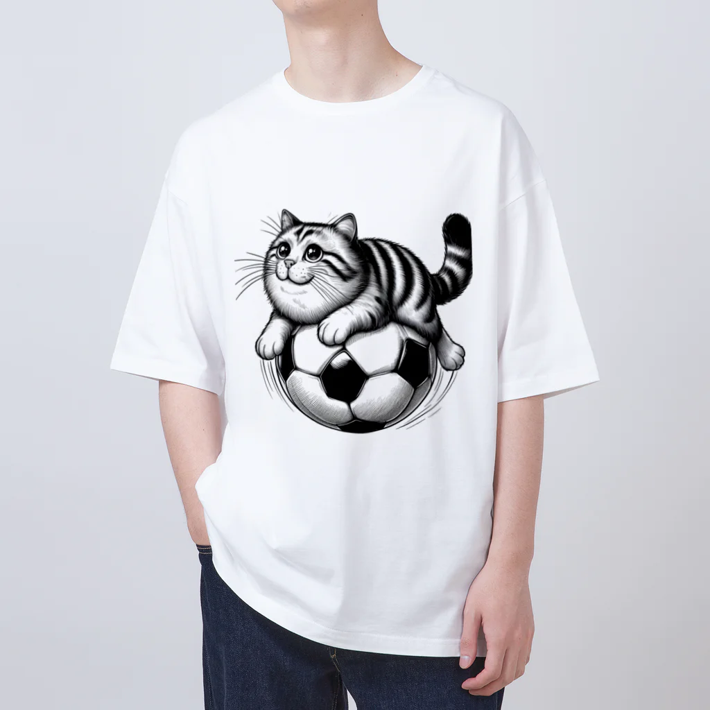 ボールボーイのまる猫サッカーボール乗り Oversized T-Shirt