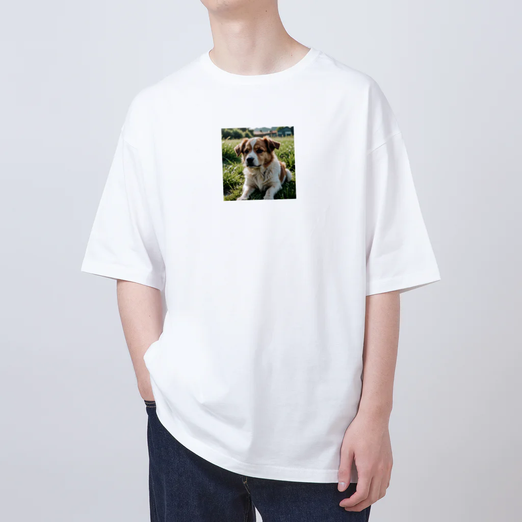 kokin0の草むらで斜めを見つめる犬 dog looking for the anywhere Oversized T-Shirt