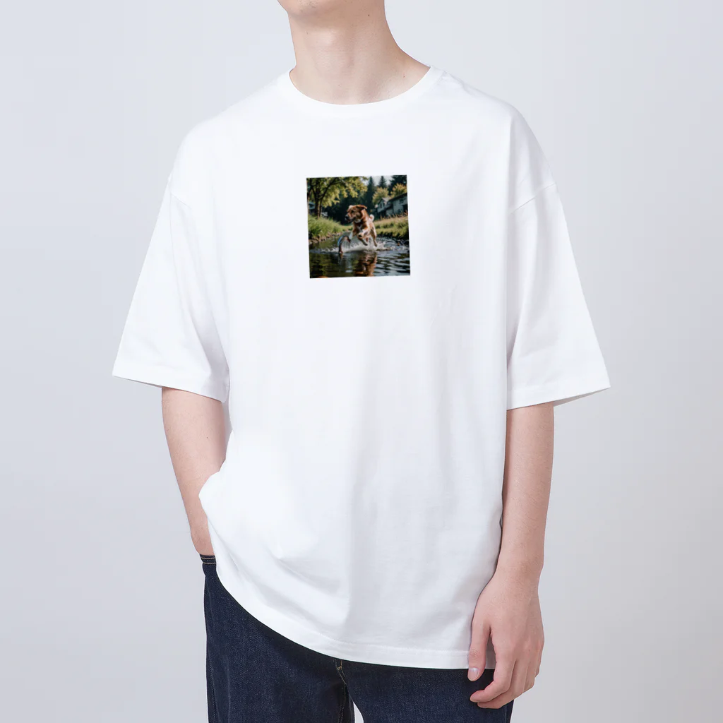 kokin0の水辺を走る犬 dog runnning on the water Oversized T-Shirt