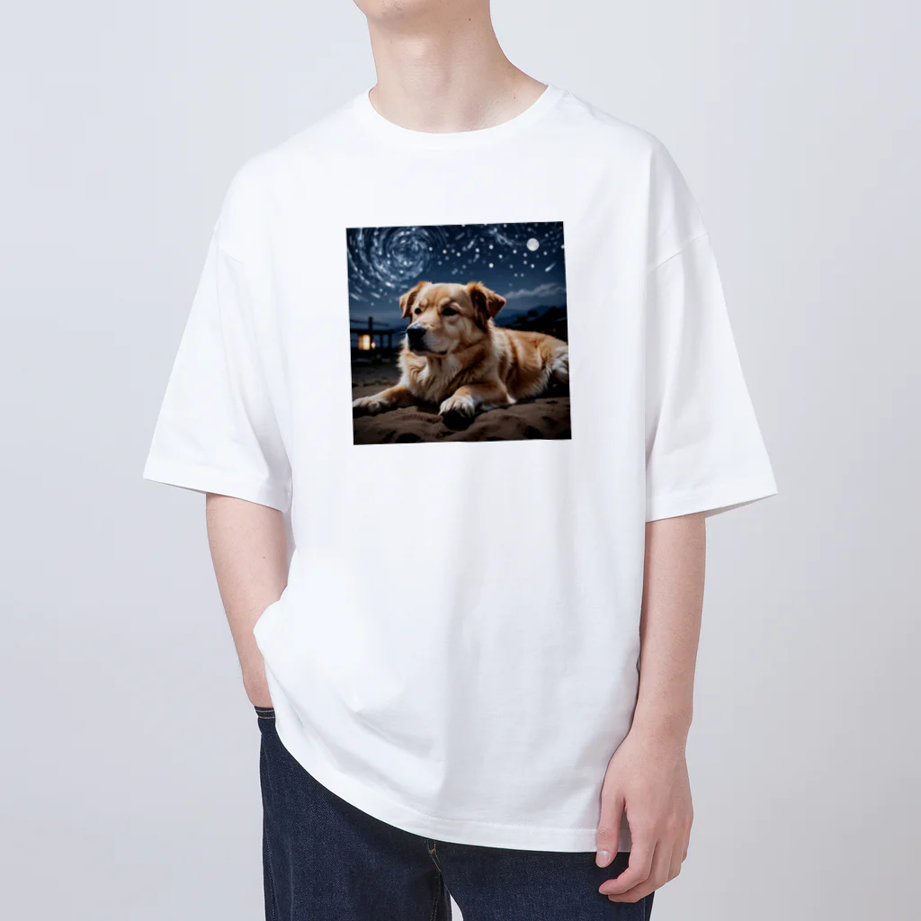 kaerinofficeの夜の静寂に包まれた写真には、一匹の夜行性の犬が佇んでいます。 オーバーサイズTシャツ