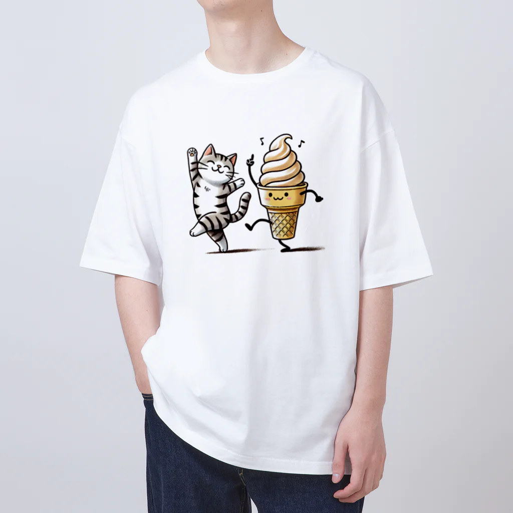 ねこ鉄道のソフトクリームと猫 Oversized T-Shirt