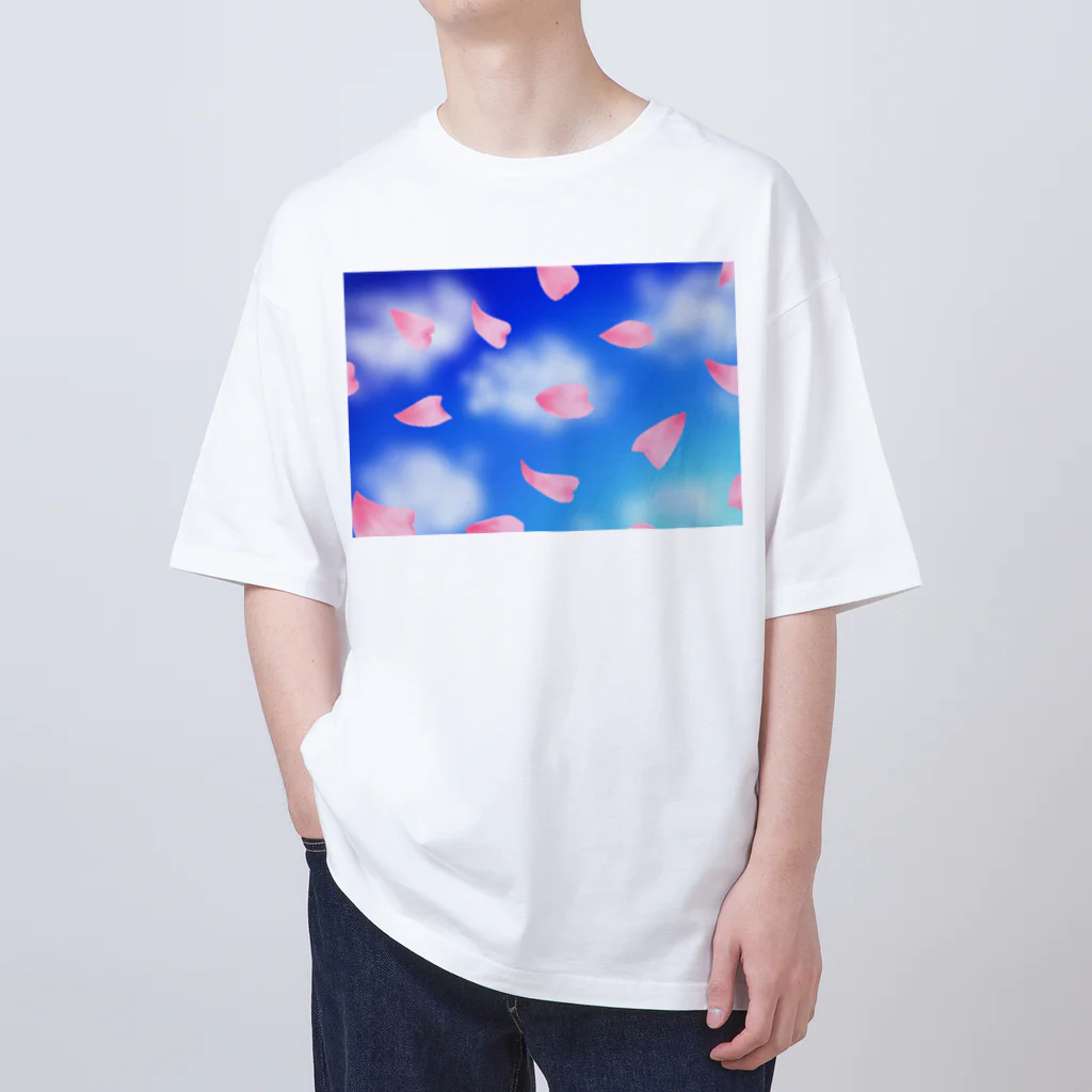 Lily bird（リリーバード）の花びらの舞う青空、浮かぶ雲 オーバーサイズTシャツ