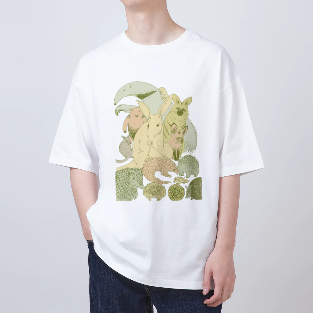 うじゃうじゃのシロアリを食べる生物たち Oversized T-Shirt