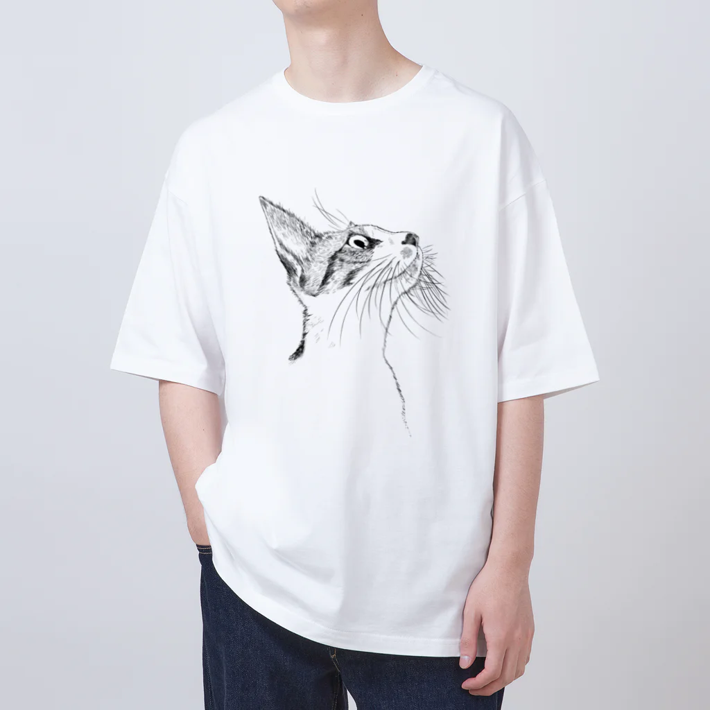 あくび猫とふとん(byそらあーつ)のほっそりキジトラ白猫ちゃん、上を見ている オーバーサイズTシャツ