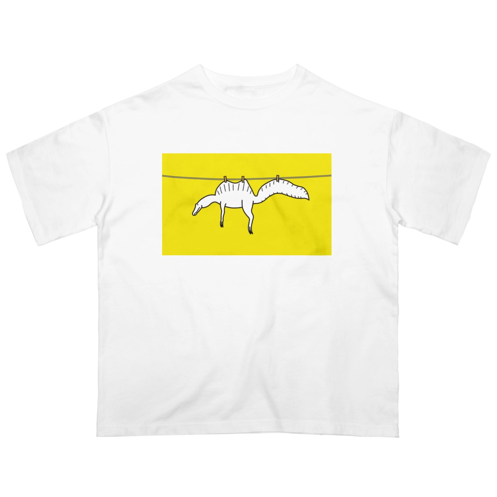 泥と暮らしのスピノサウルスの干し方（黄色） Oversized T-Shirt