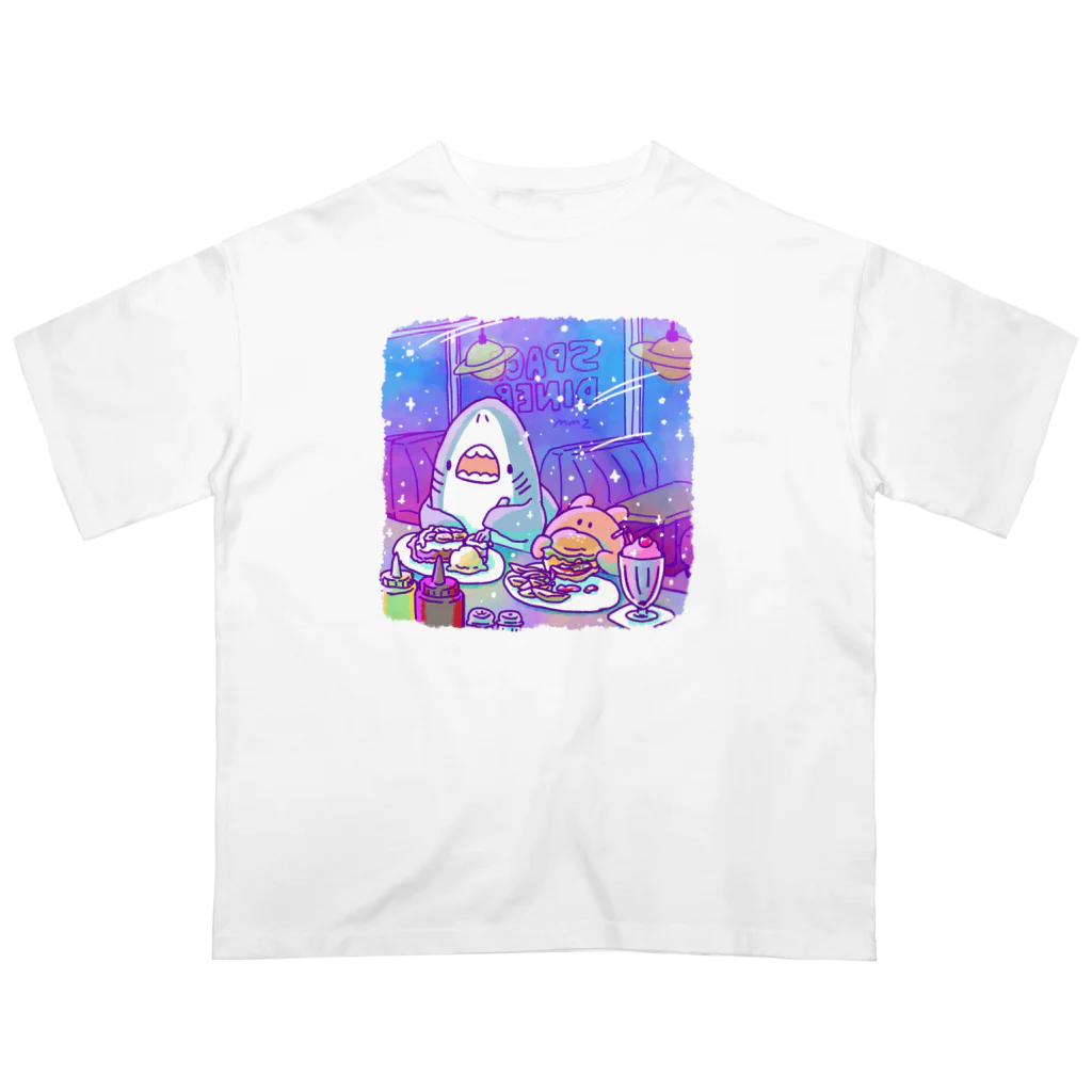 サメとメンダコ[namelessmm2]の宇宙ダイナー Oversized T-Shirt