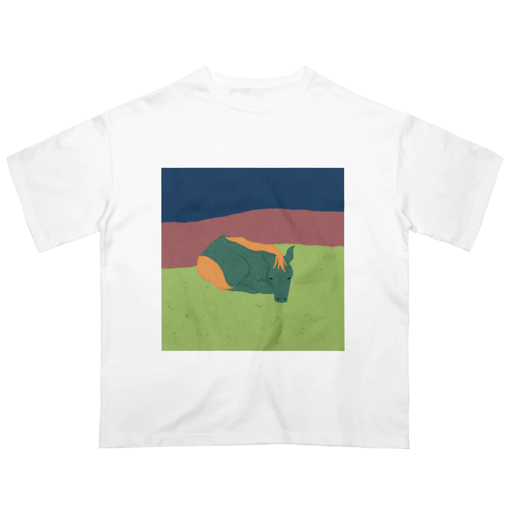 mememe／めめめの野原で眠る馬2（線なし） Oversized T-Shirt