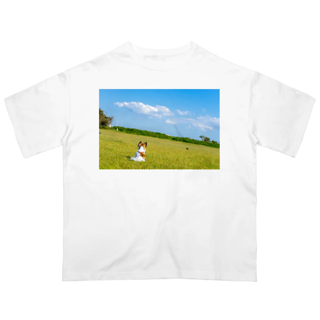 まんじゅうのパピヨン〜青空の下鳩と共に〜 Oversized T-Shirt