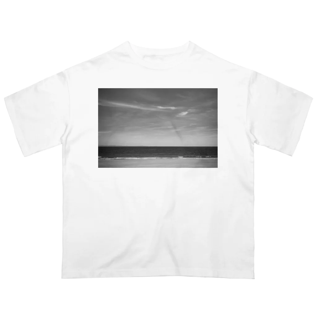 TATTUの海水浴場の海と空と雲 オーバーサイズTシャツ