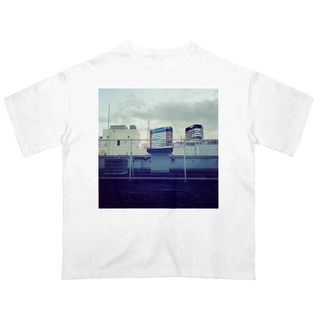 U-TAROの秋葉原のどこかのビルの屋上からの景色 Oversized T-Shirt