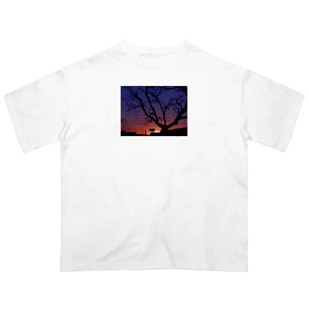 zzmatsudaの夕焼けと柿の木のトワイライト オーバーサイズTシャツ