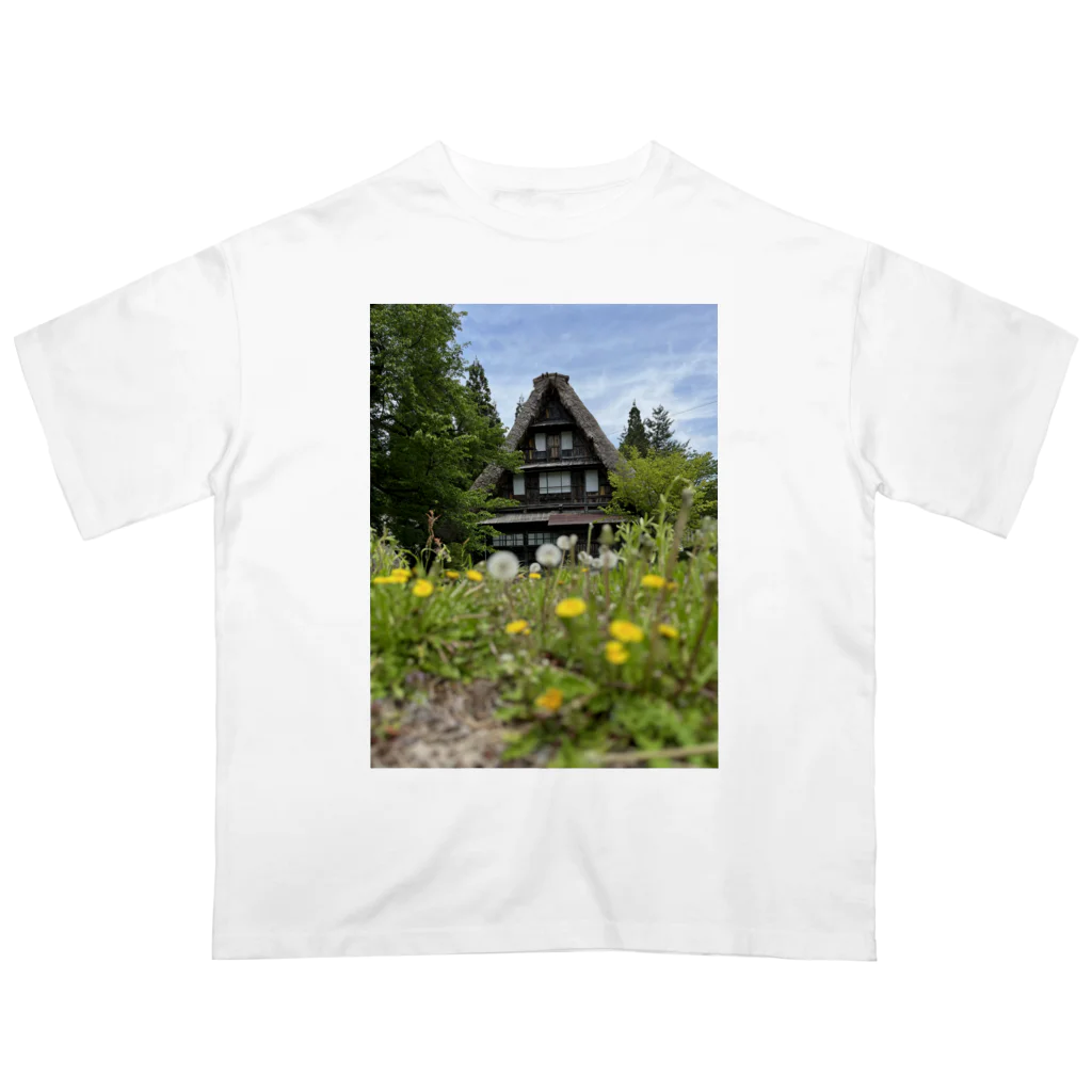 COSMIC Galleryの白川郷・五箇山の合掌造り集落 Oversized T-Shirt