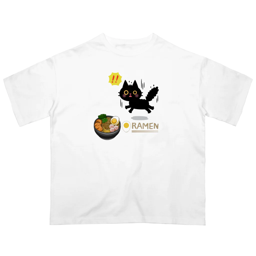 MirofuruDesignのラーメンが大好きな黒猫がラーメンを見つけて驚いている オーバーサイズTシャツ