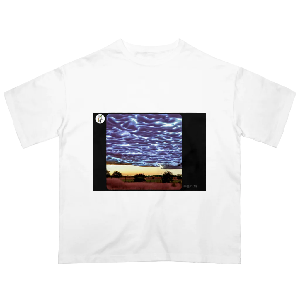 takuSHOP99の夕焼けの雷雲 オーバーサイズTシャツ