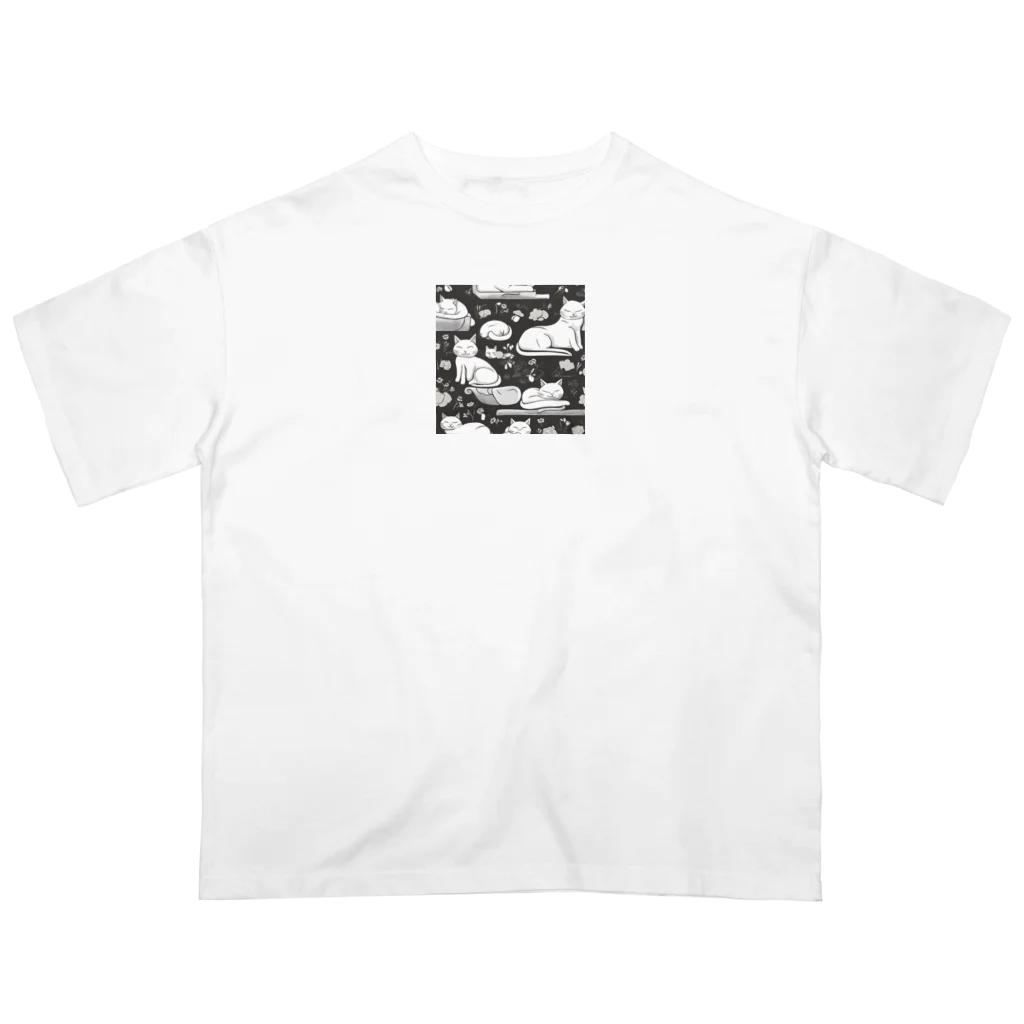 マッシュの眠る白猫 Oversized T-Shirt