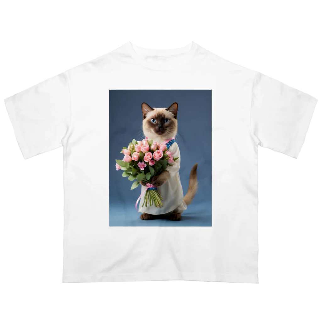 kuronyansuzuの花束を持っているシャム猫ちゃん Oversized T-Shirt