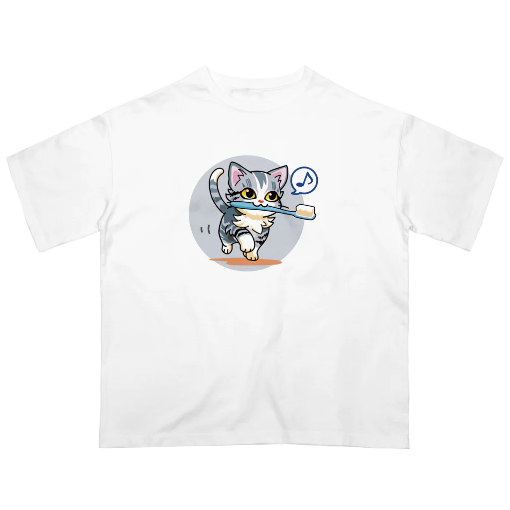 AckeeWolf Art Shopの歯ブラシをくわえたアメリカンショートヘアの子猫 Oversized T-Shirt