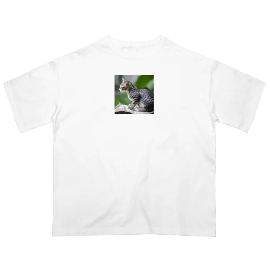 アニマルグッズストア　OPIの可愛らしい猫 Oversized T-Shirt