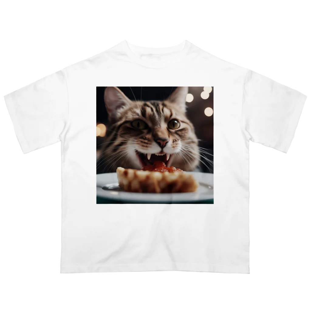 feliceのごはんを食べている猫 Oversized T-Shirt