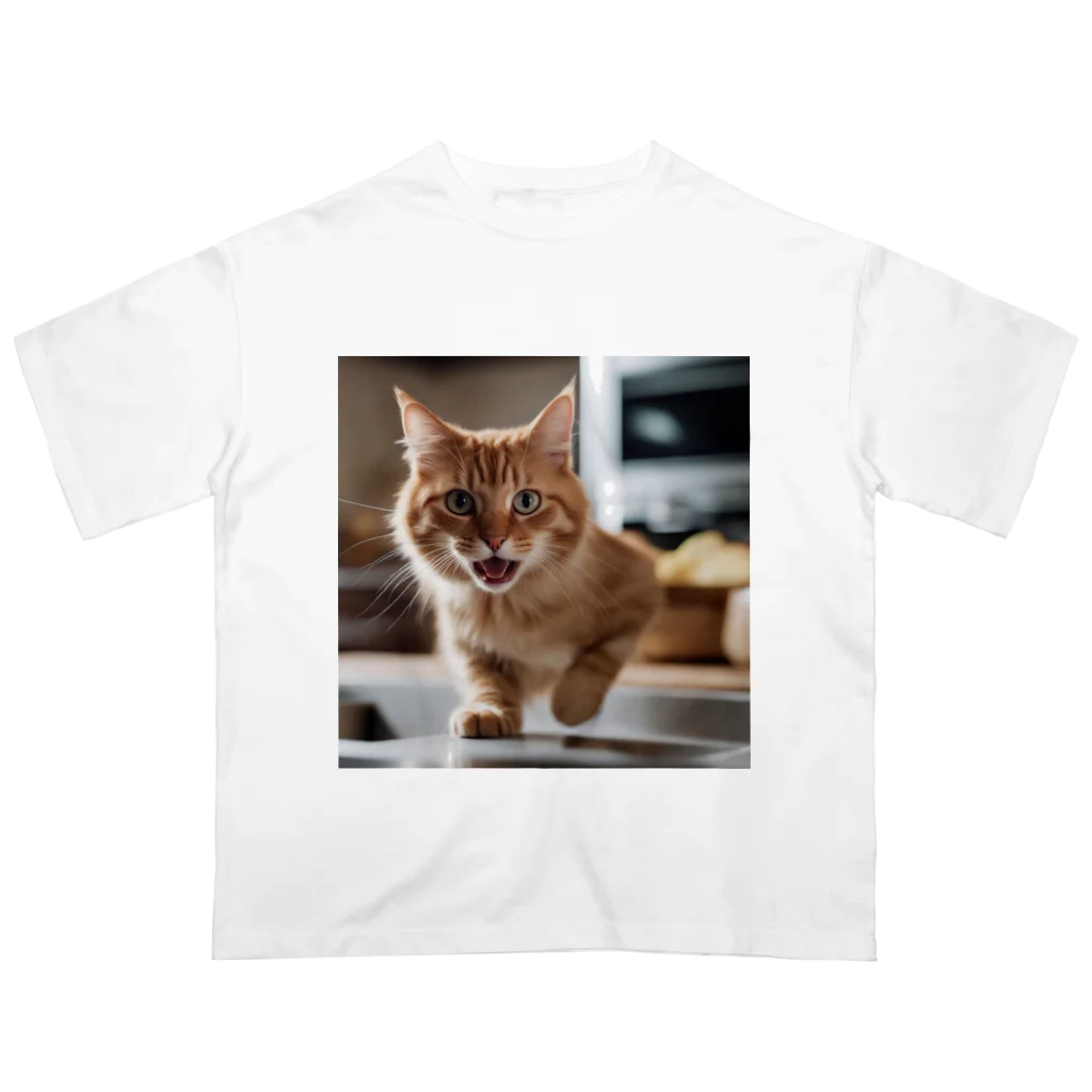 feliceのキッチンで飛び跳ねる猫 オーバーサイズTシャツ